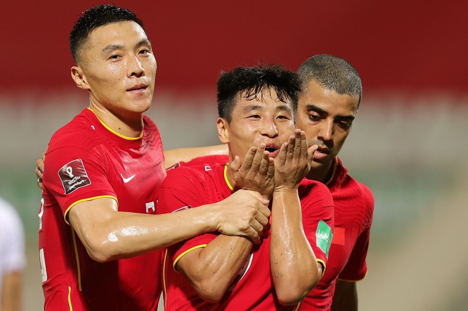 Bao Trung Quoc: 'Cuoi cung doi tuyen da gianh chien thang' hinh anh