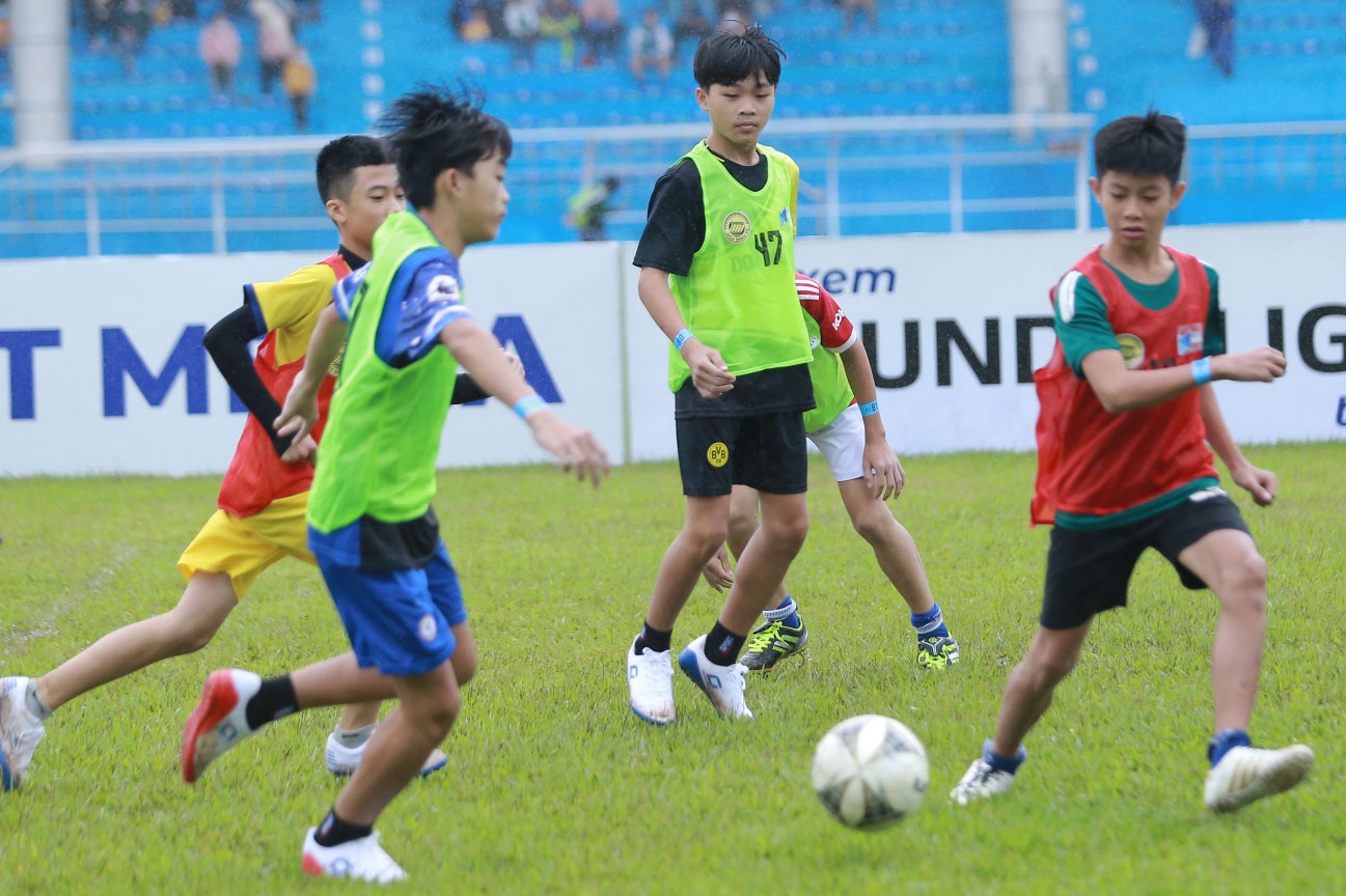 Hoa Binh FC tuyen chon 50 cau thu nhi hinh anh