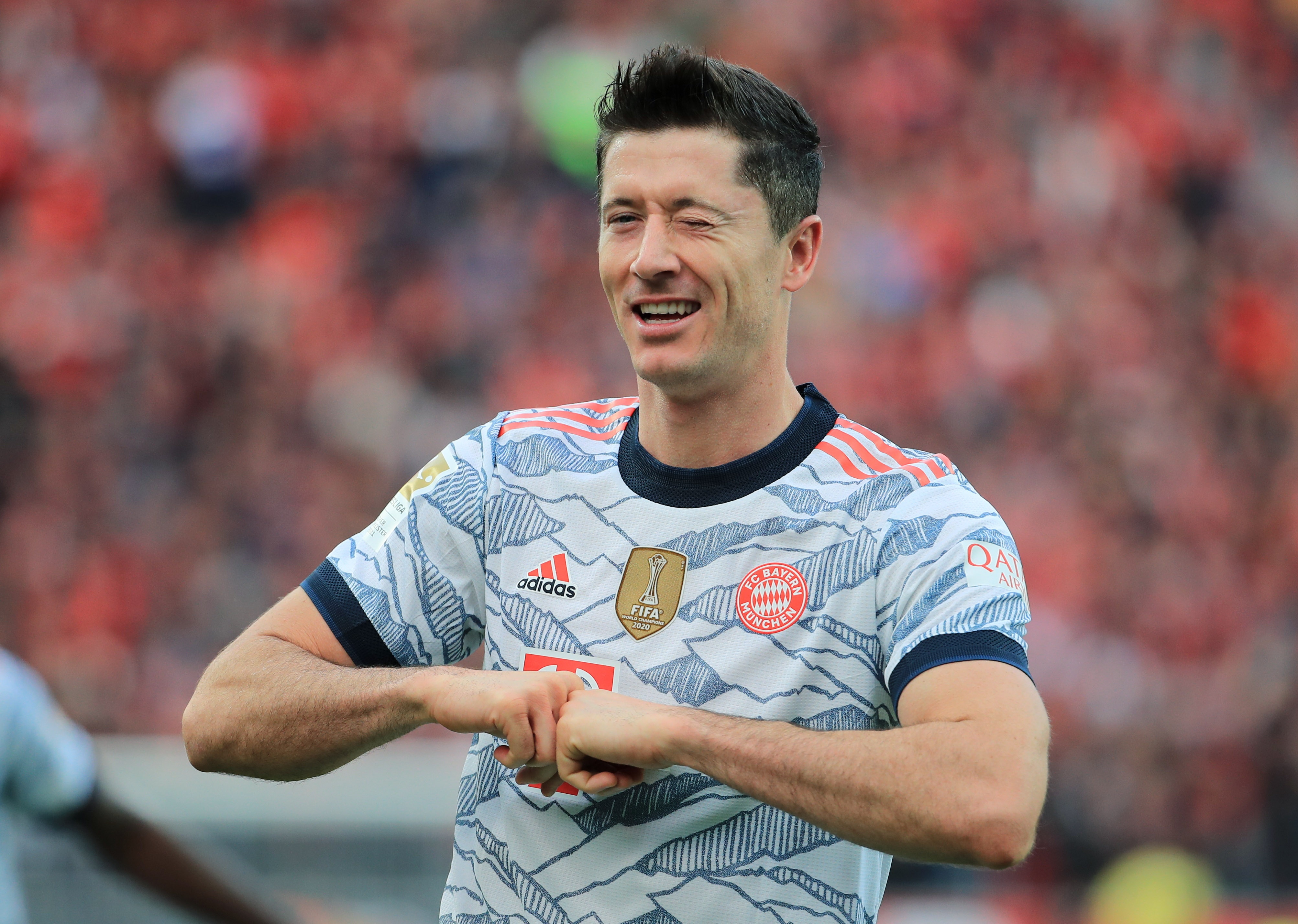 Lewandowski lap cu dup trong chien thang 5-1 cua Bayern hinh anh
