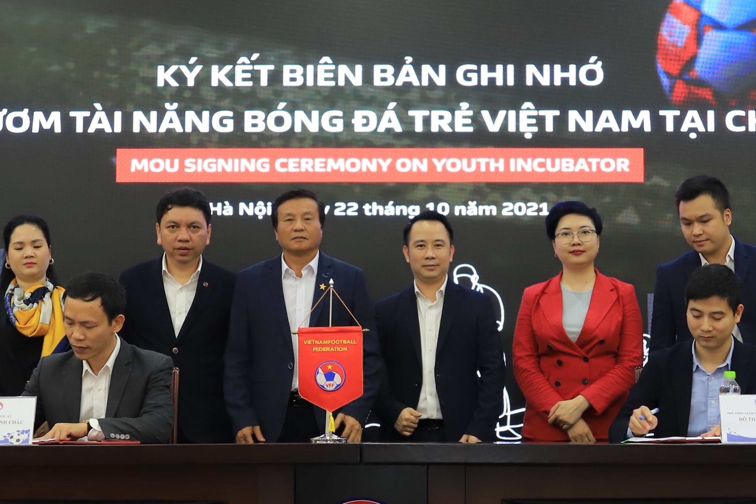 Next Media va VFF hop tac dua cau thu sang Duc hinh anh