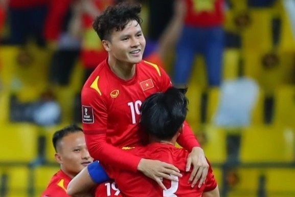 Bao Nhat Ban: 'Phai canh giac voi cu sut chan trai cua Quang Hai' hinh anh