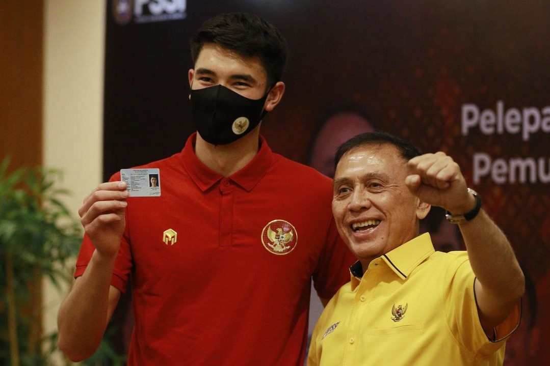 Cau thu cao 1,97 m hoan tat thu tuc nhap tich Indonesia hinh anh