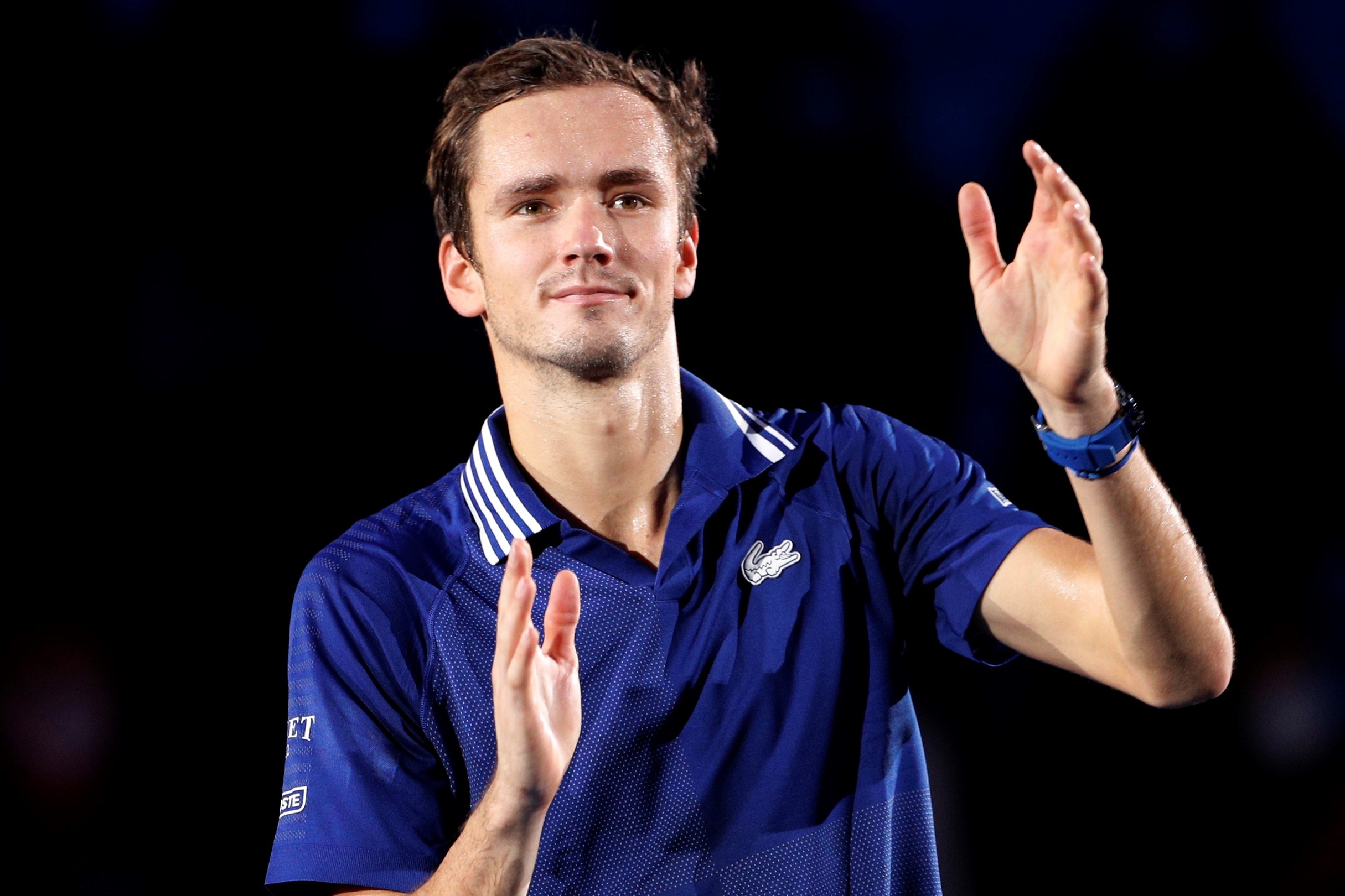 Medvedev, Zverev thang tran ra quan ATP Finals hinh anh