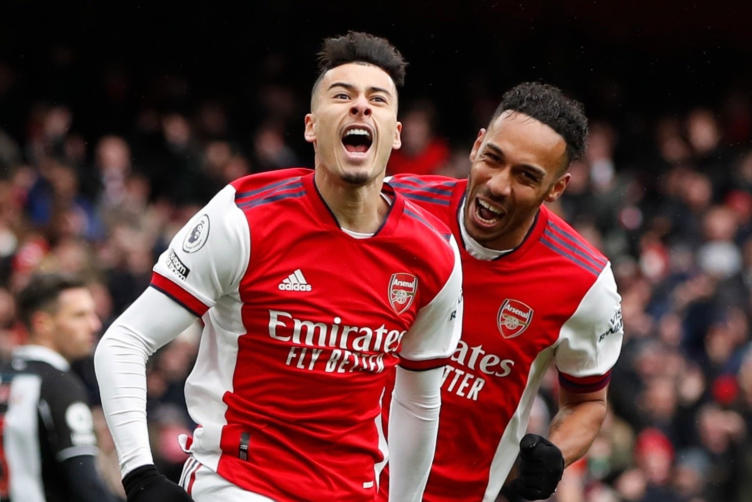 Arsenal khien Newcastle chim sau trong khung hoang hinh anh