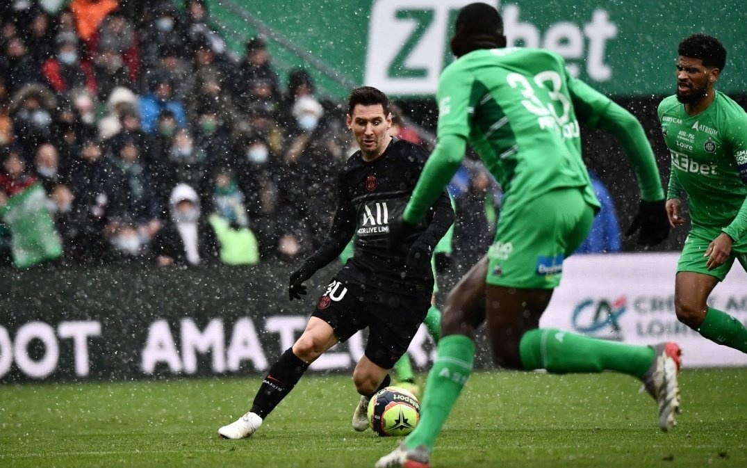 Messi toa sang anh 3