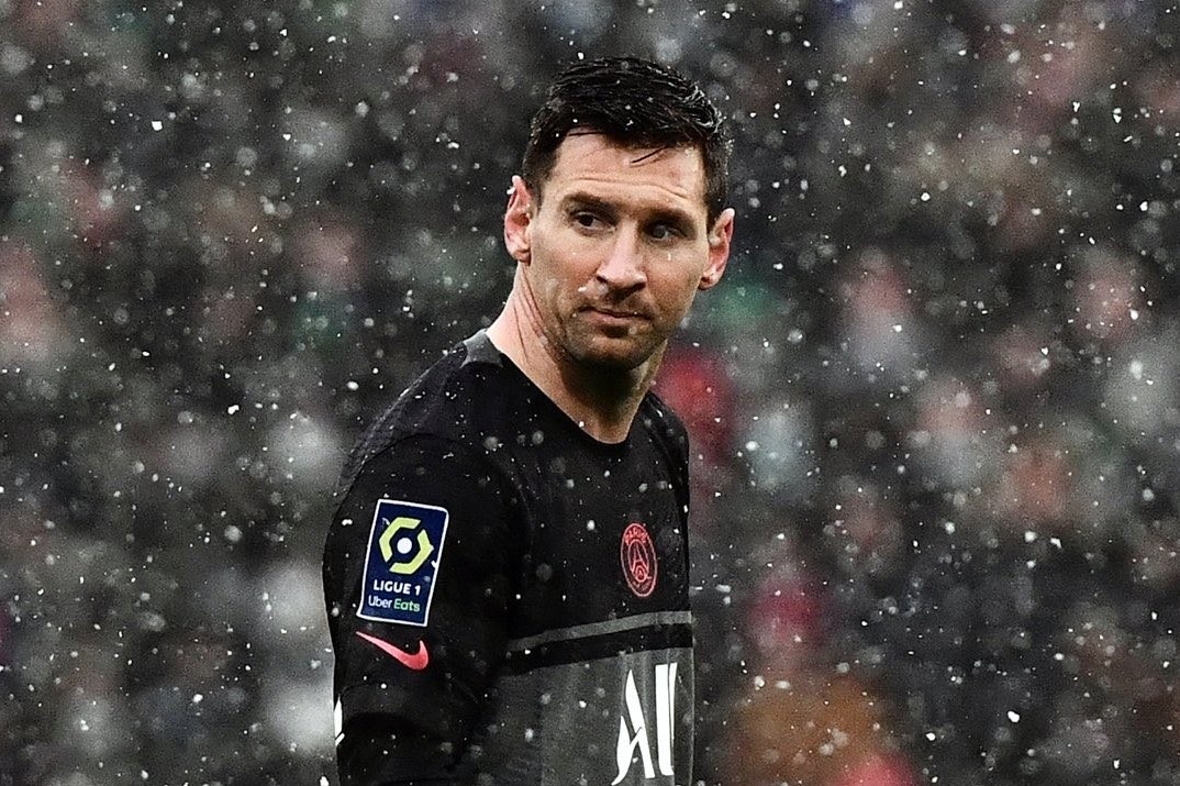 Messi toa sang ngay truoc buoi le cong bo Qua bong Vang hinh anh