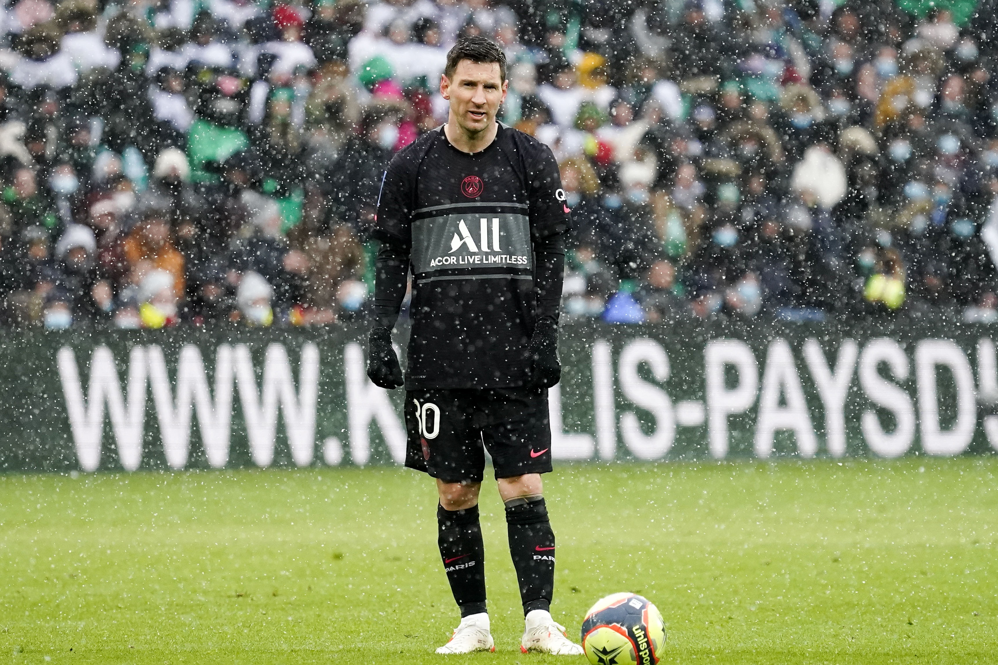 Messi toa sang anh 2