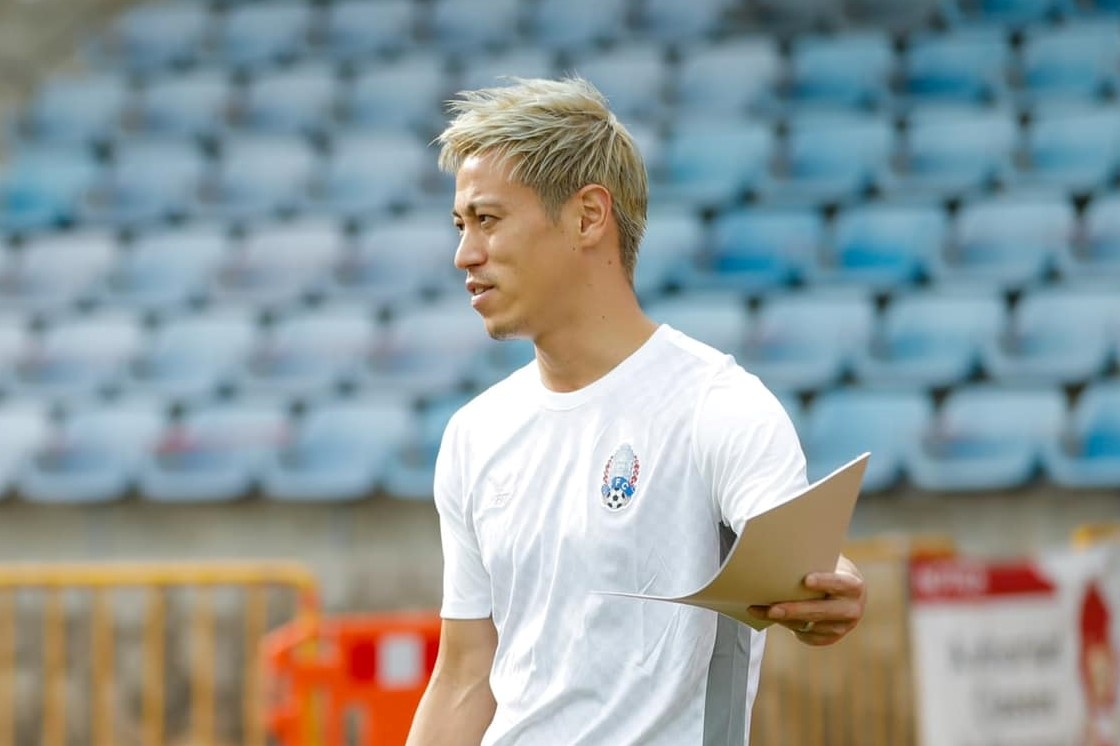 Honda chi dao buoi tap dau tien cua Campuchia tai AFF Cup hinh anh