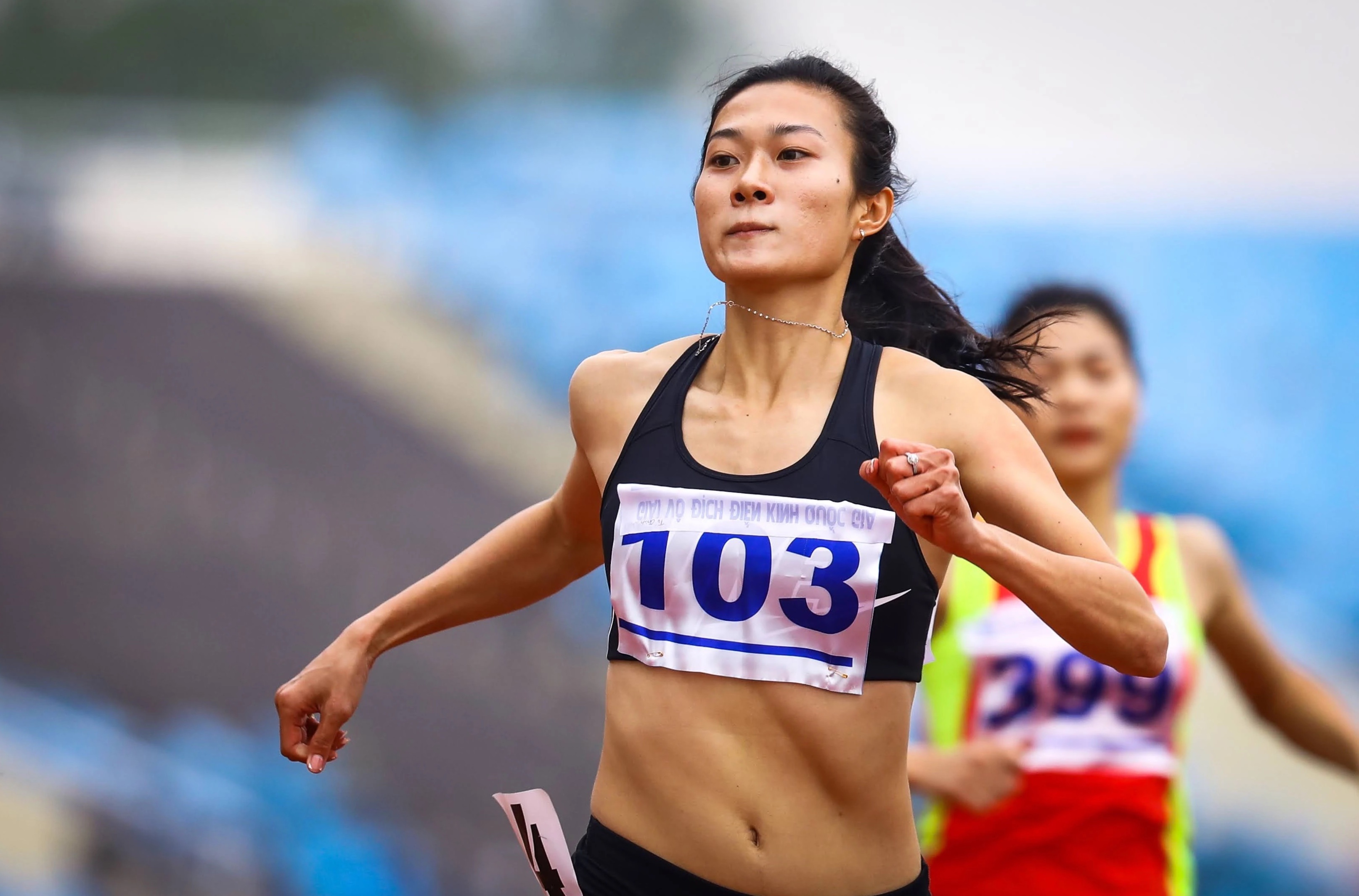 Tu Chinh khong co doi thu tren duong chay 100 m hinh anh