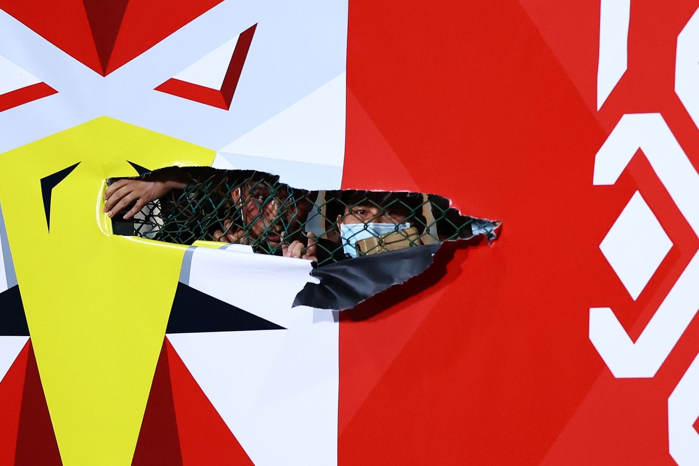 Co dong vien xem tran Viet Nam - Malaysia qua hang rao hinh anh