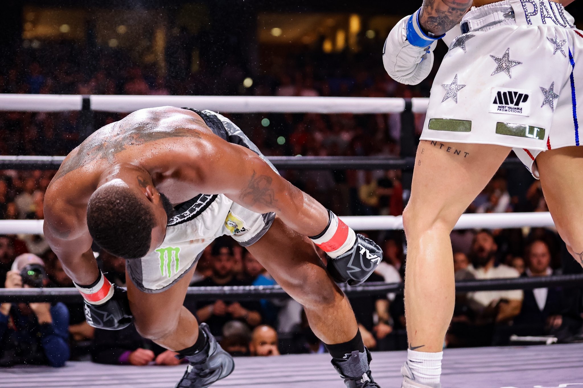 Jake Paul ha knock-out cuu vo dich UFC hinh anh