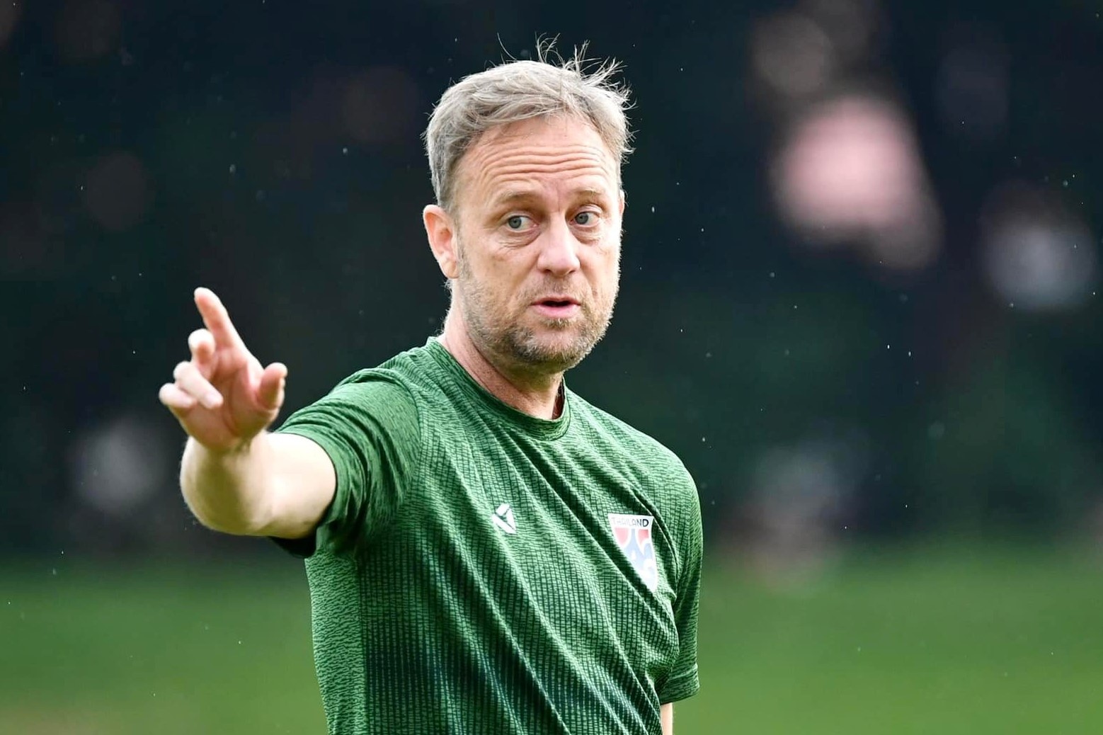 Bao Thai Lan khuyen HLV cat tru cot cho tran chung ket hinh anh