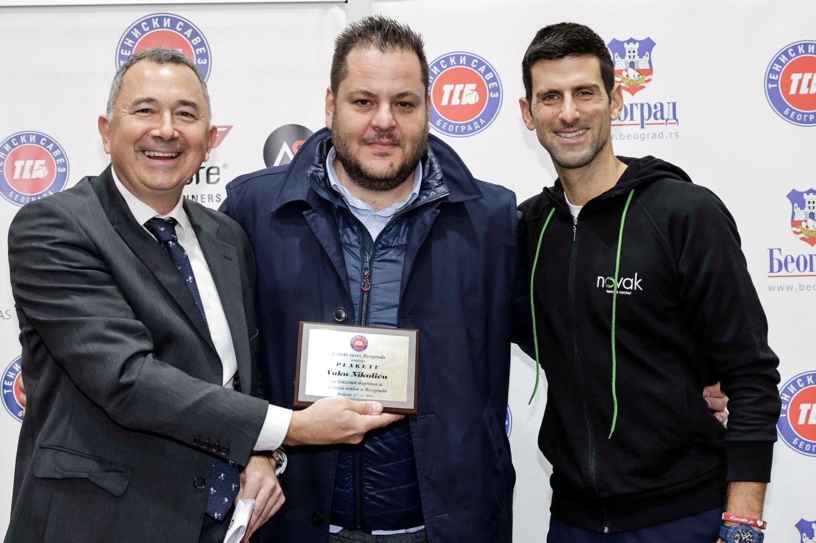 Djokovic van du su kien chi mot ngay sau khi mac Covid-19 hinh anh