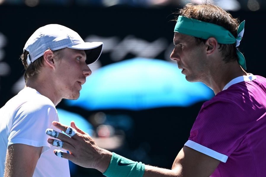 Shapovalov chi trich Nadal va trong tai khi thua tran hinh anh