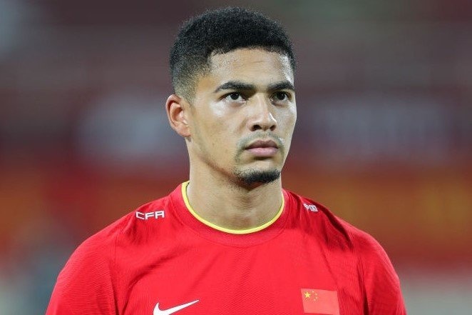 Tuyen Trung Quoc con 2 cau thu nhap tich cho tran gap Nhat Ban hinh anh