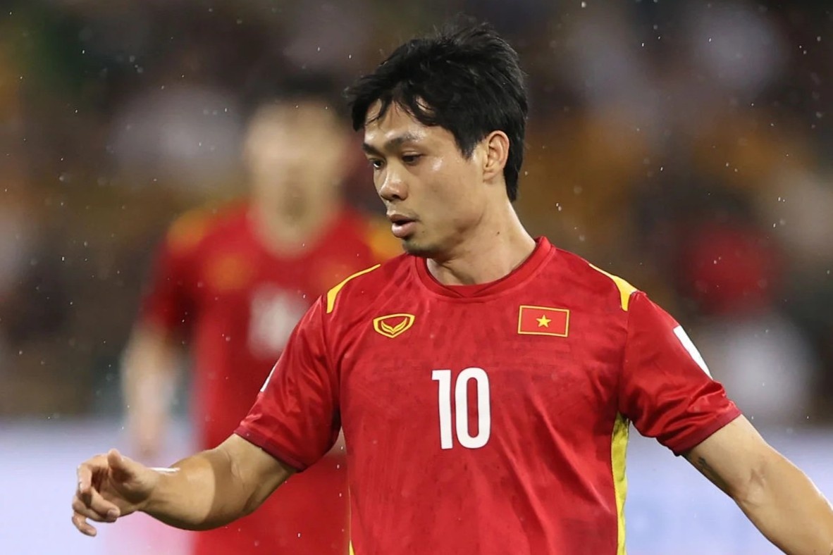 Tuyen Viet Nam roi khoi top 100 FIFA hinh anh