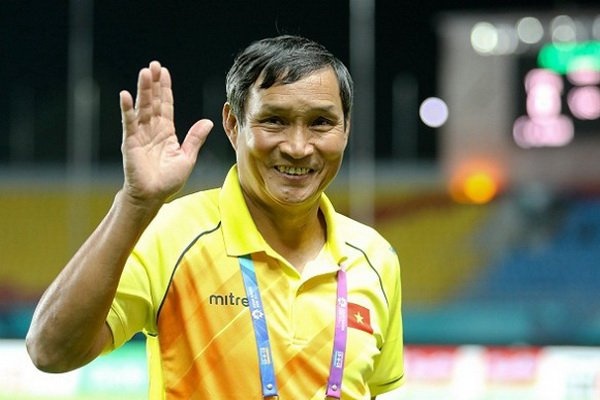 HLV Mai Duc Chung thanh cong nhat bong da nu Dong Nam A hinh anh