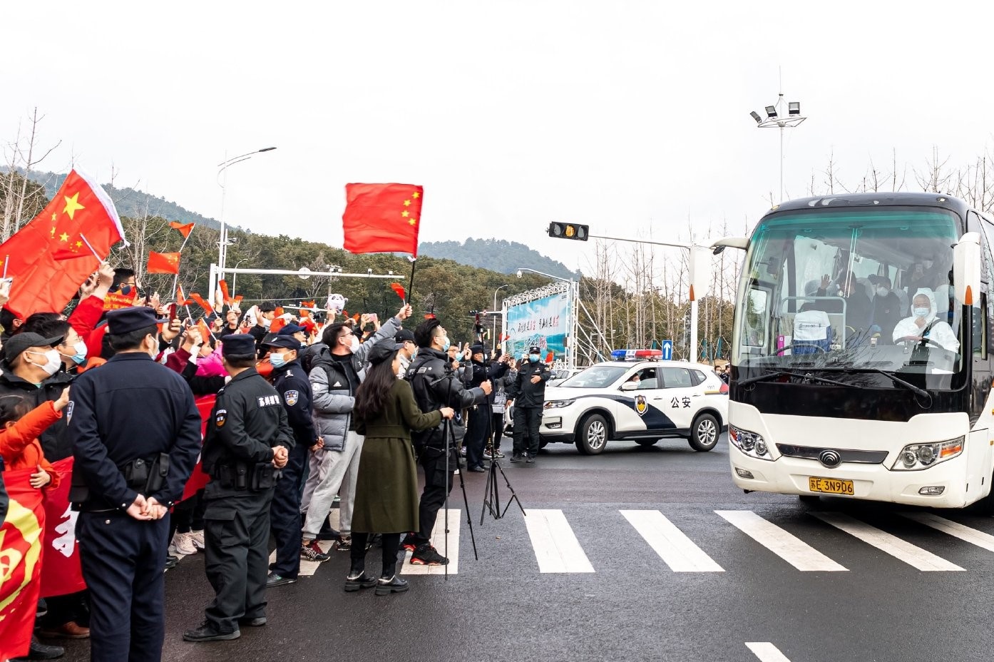 Tuyen nu Trung Quoc duoc chao don khi tro ve hinh anh