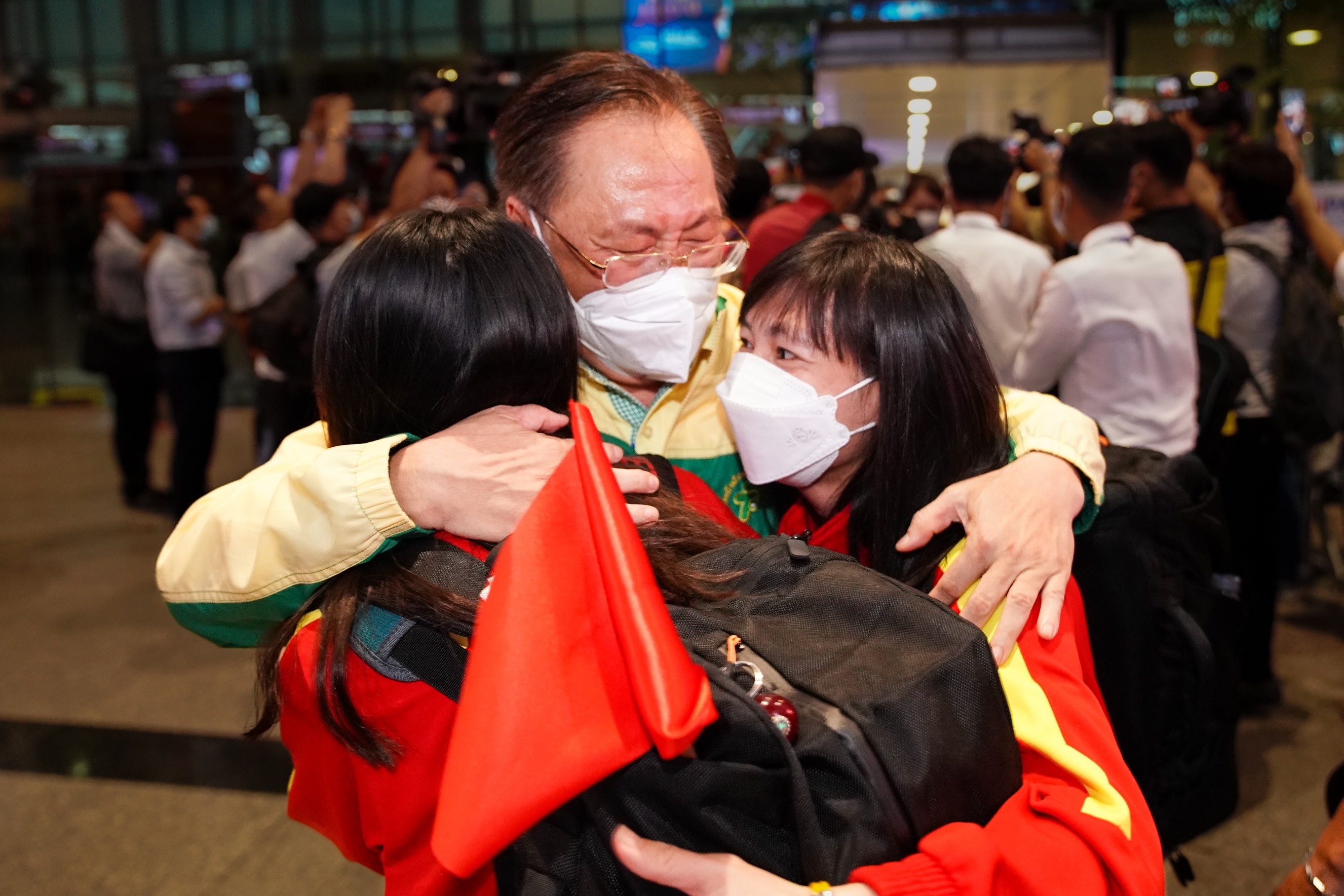 Lanh dao TP.HCM xuc dong don chao tuyen nu hinh anh