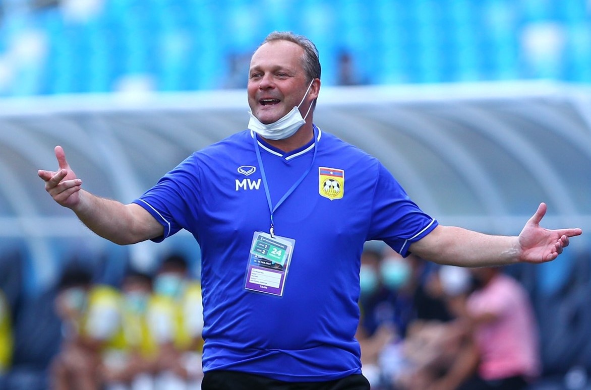 Phan ung cua HLV U23 Lao khi nhan the vang hinh anh