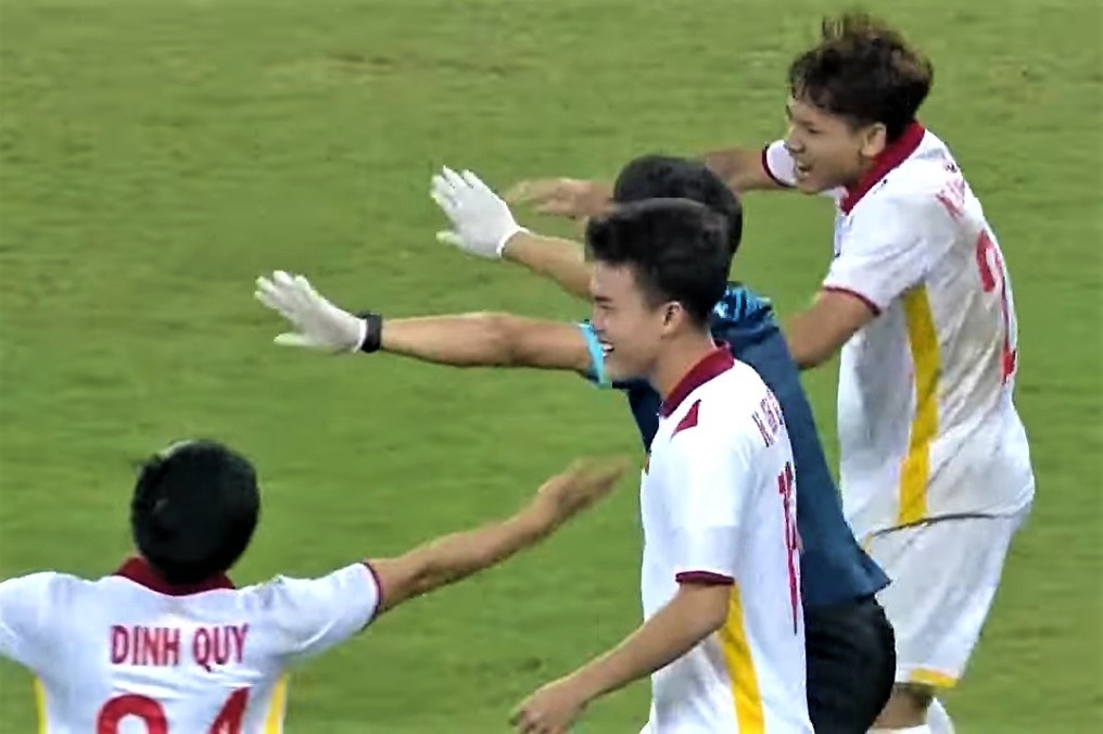 Ban huan luyen U23 Viet Nam nhac cau thu giu khoang cach khi an mung hinh anh