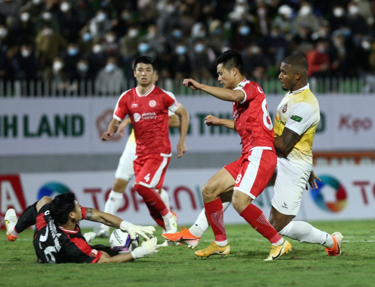 CLB Binh Dinh vs Viettel anh 1