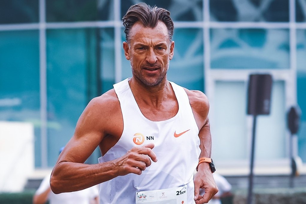 HLV tuyen Saudi Arabia du giai marathon hinh anh