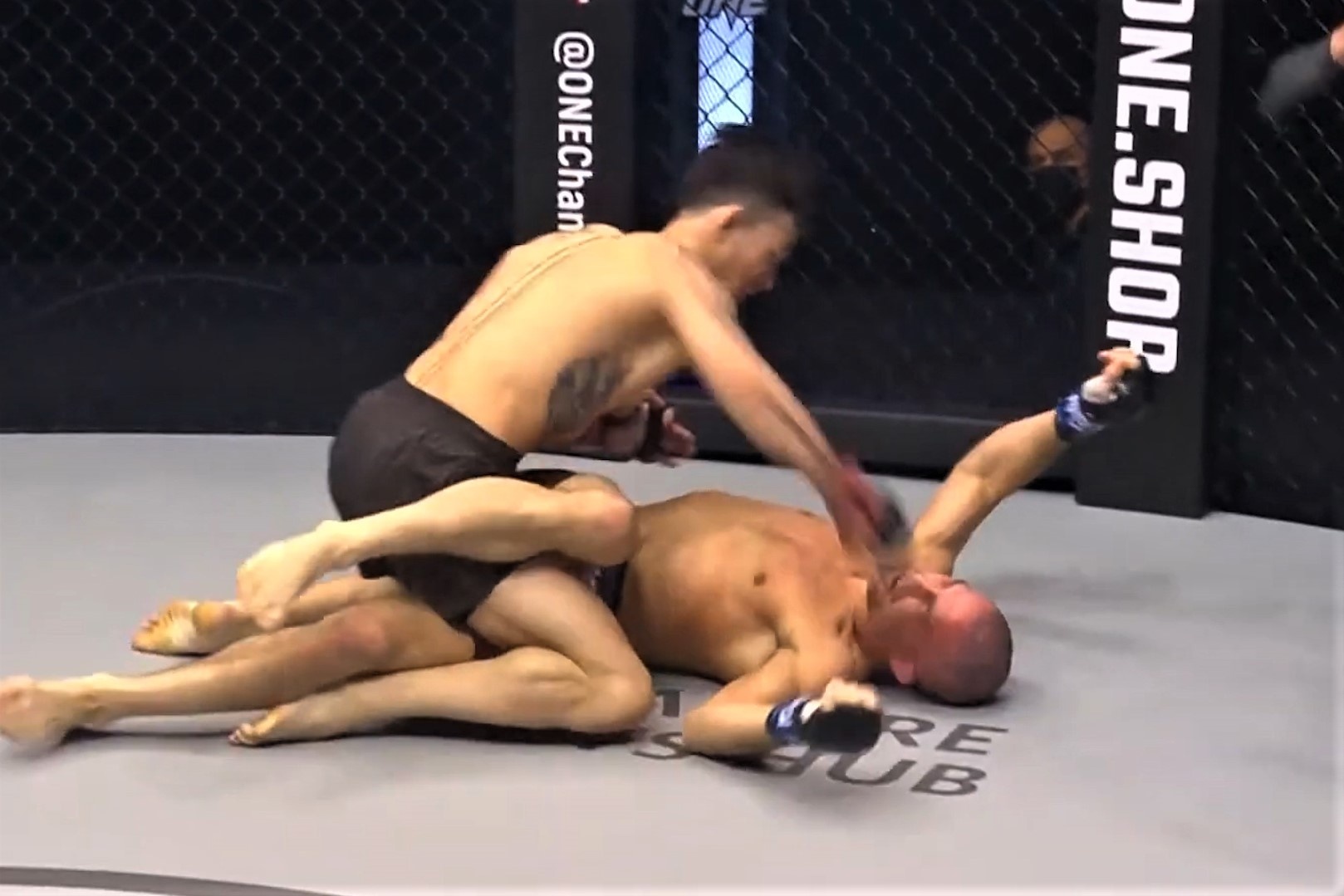 Thanh Le thang knock-out sau 56 giay hinh anh