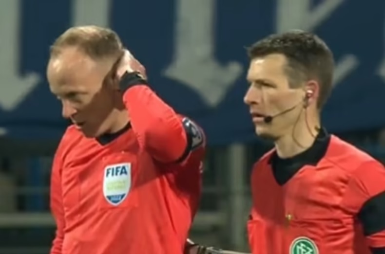 Tran dau tai Bundesliga dung o phut 70 vi trong tai bi nem vao dau hinh anh