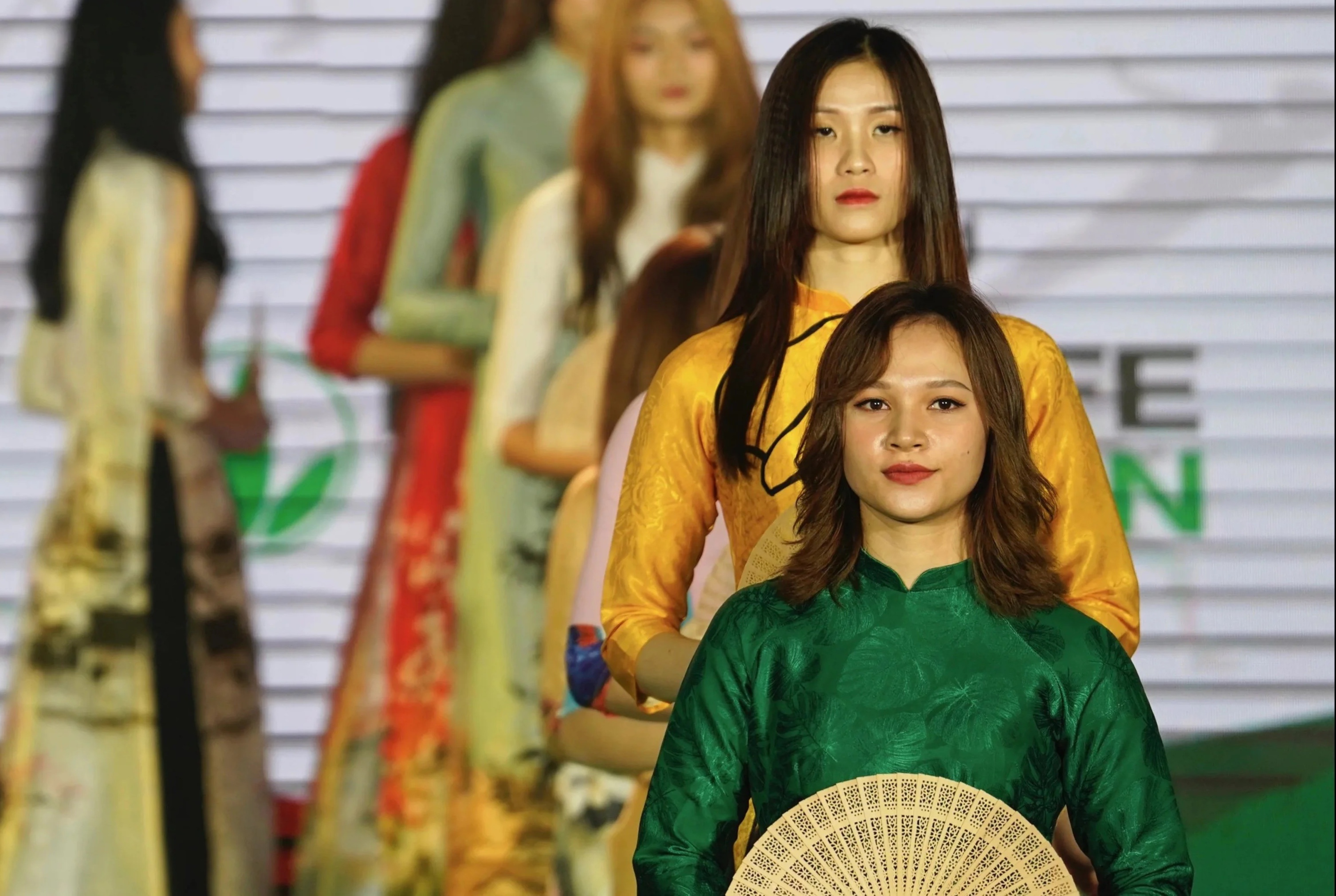 Van dong vien ngai ngung khi trinh dien ao dai hinh anh