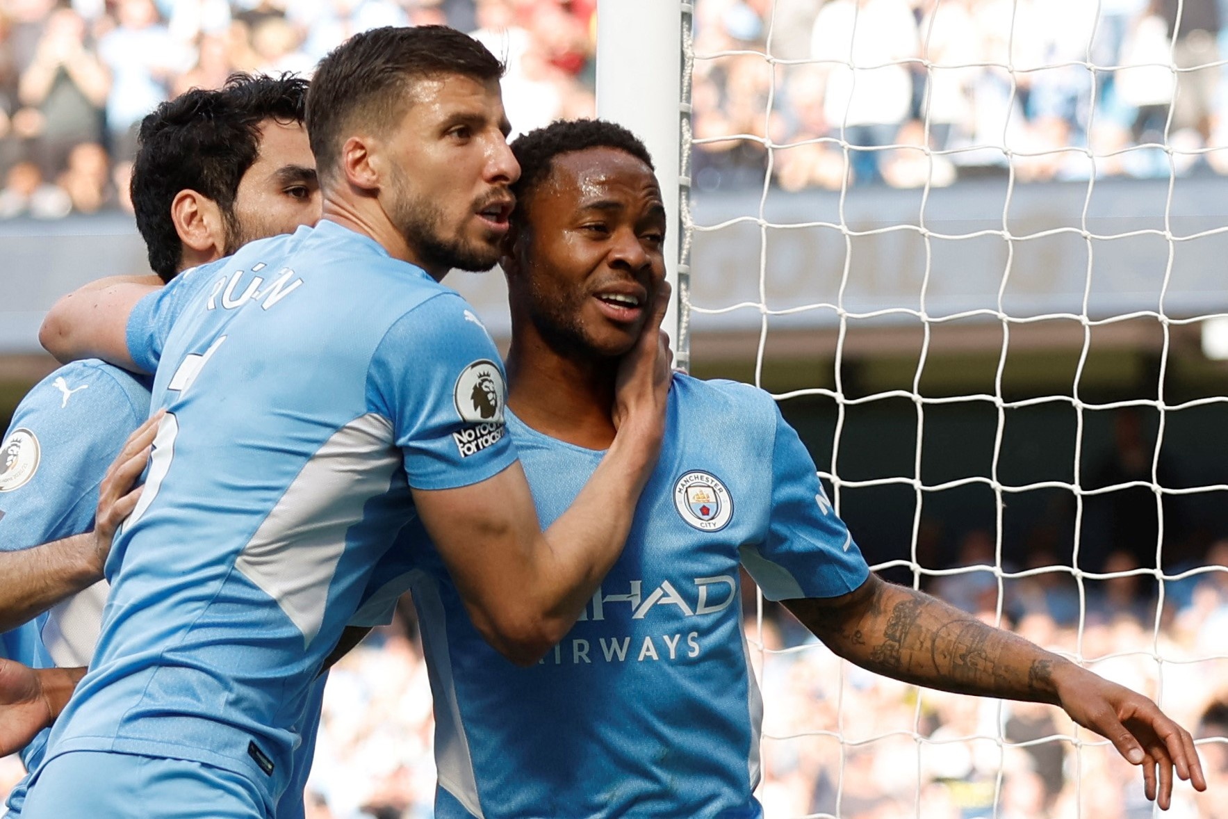 Man City tro lai ngoi dau sau tran thang 5-0 hinh anh