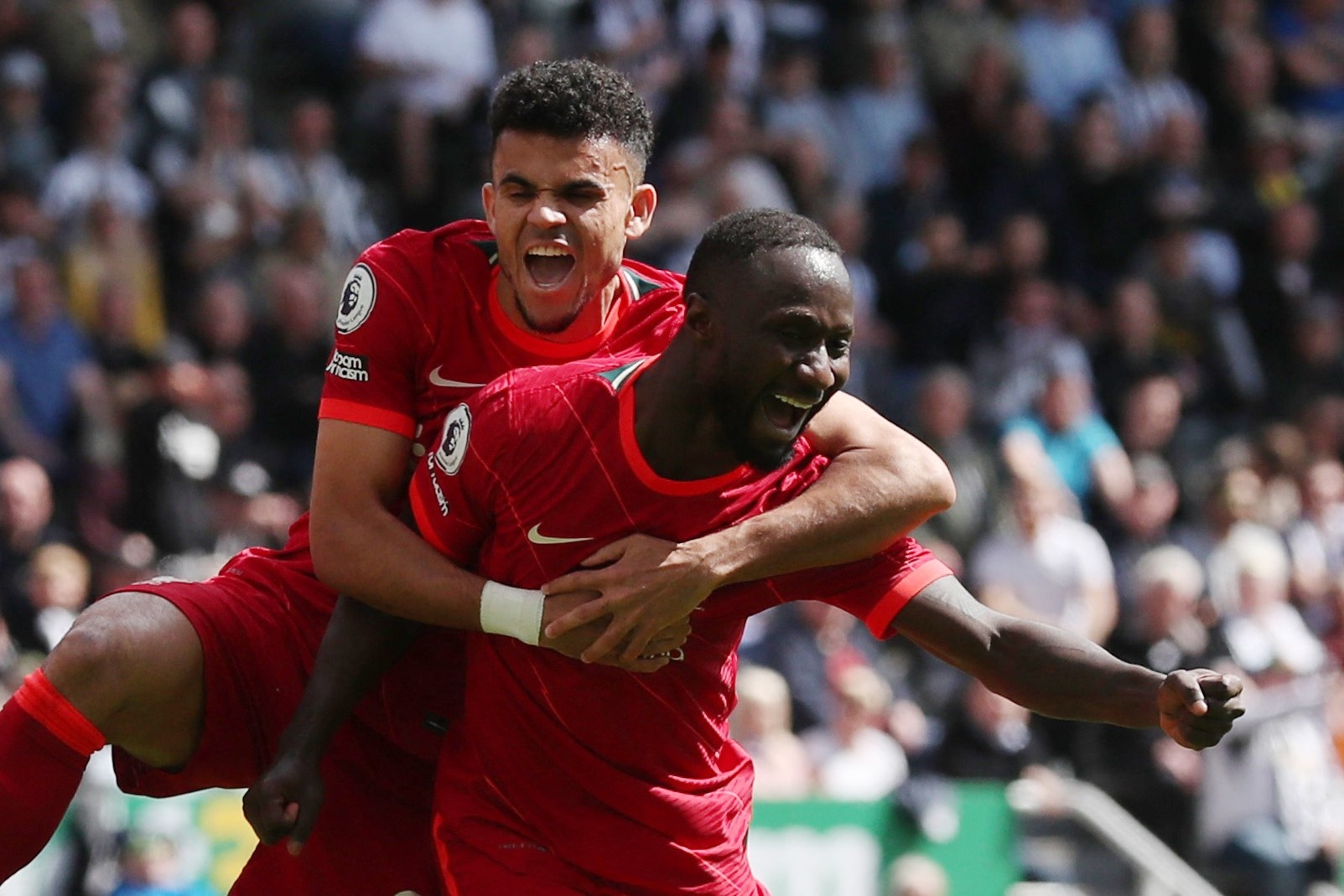 Liverpool len ngoi dau Premier League hinh anh