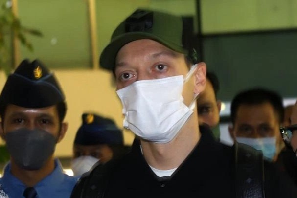 Mesut Ozil gay sot khi den Indonesia hinh anh