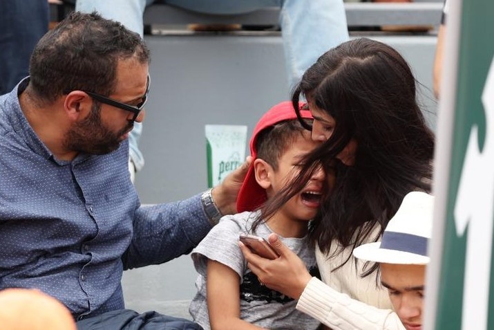 Cau be bat khoc sau hanh dong dap vot cua VDV Romania hinh anh