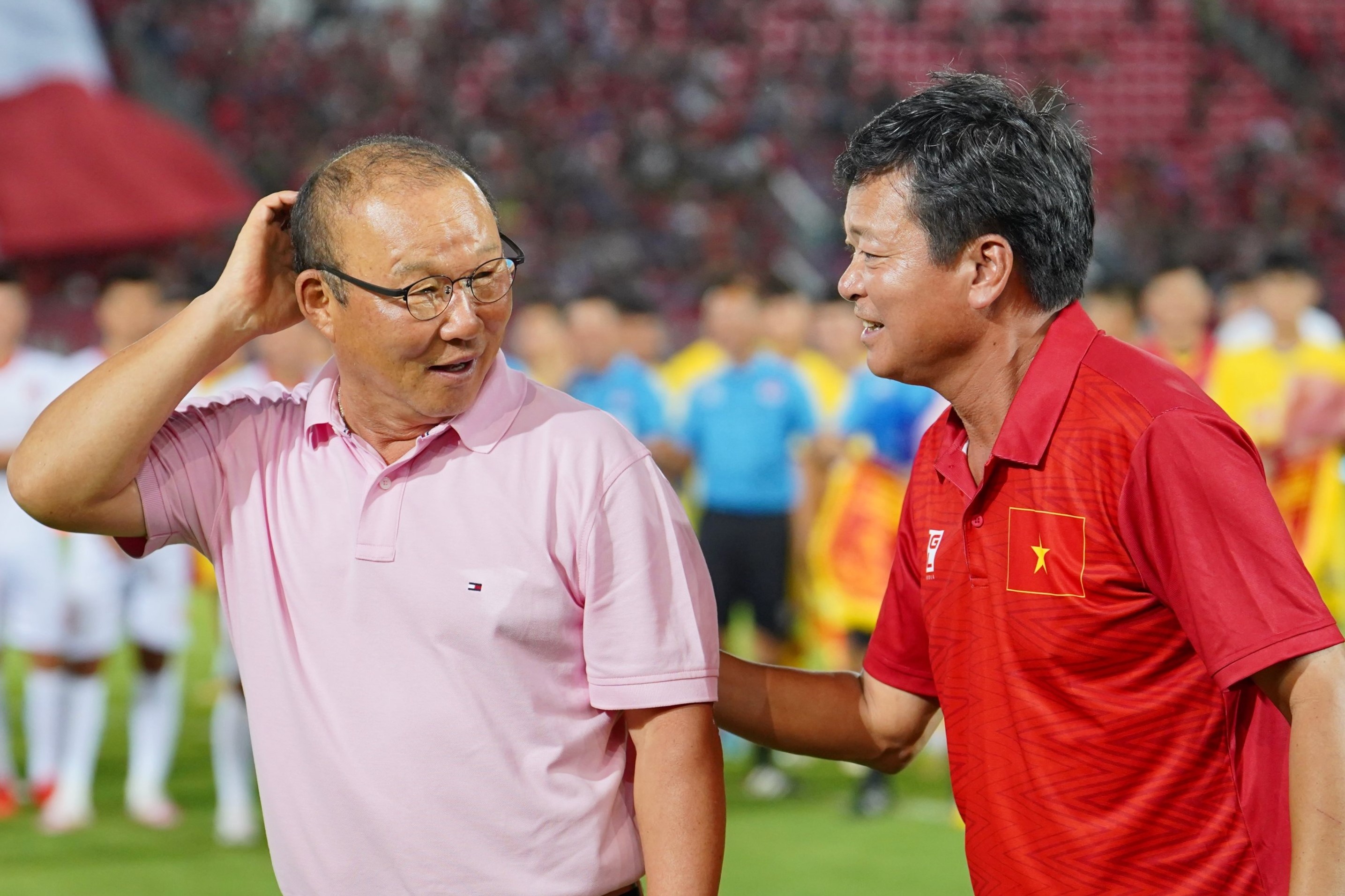 HLV Park boi roi khi duoc chu tich CLB Hai Phong moi danh trong hinh anh