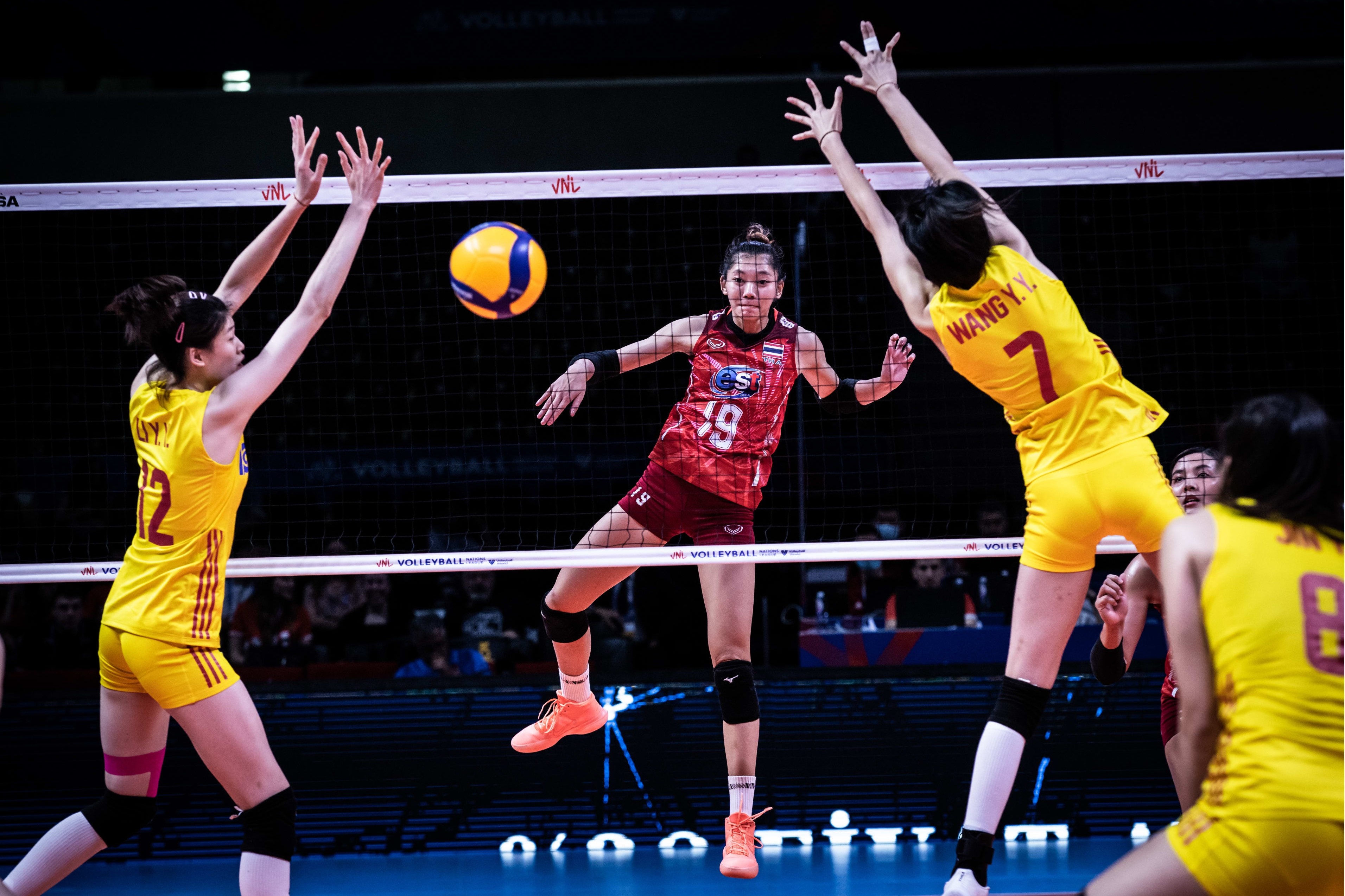 Bong chuyen Thai Lan anh 5