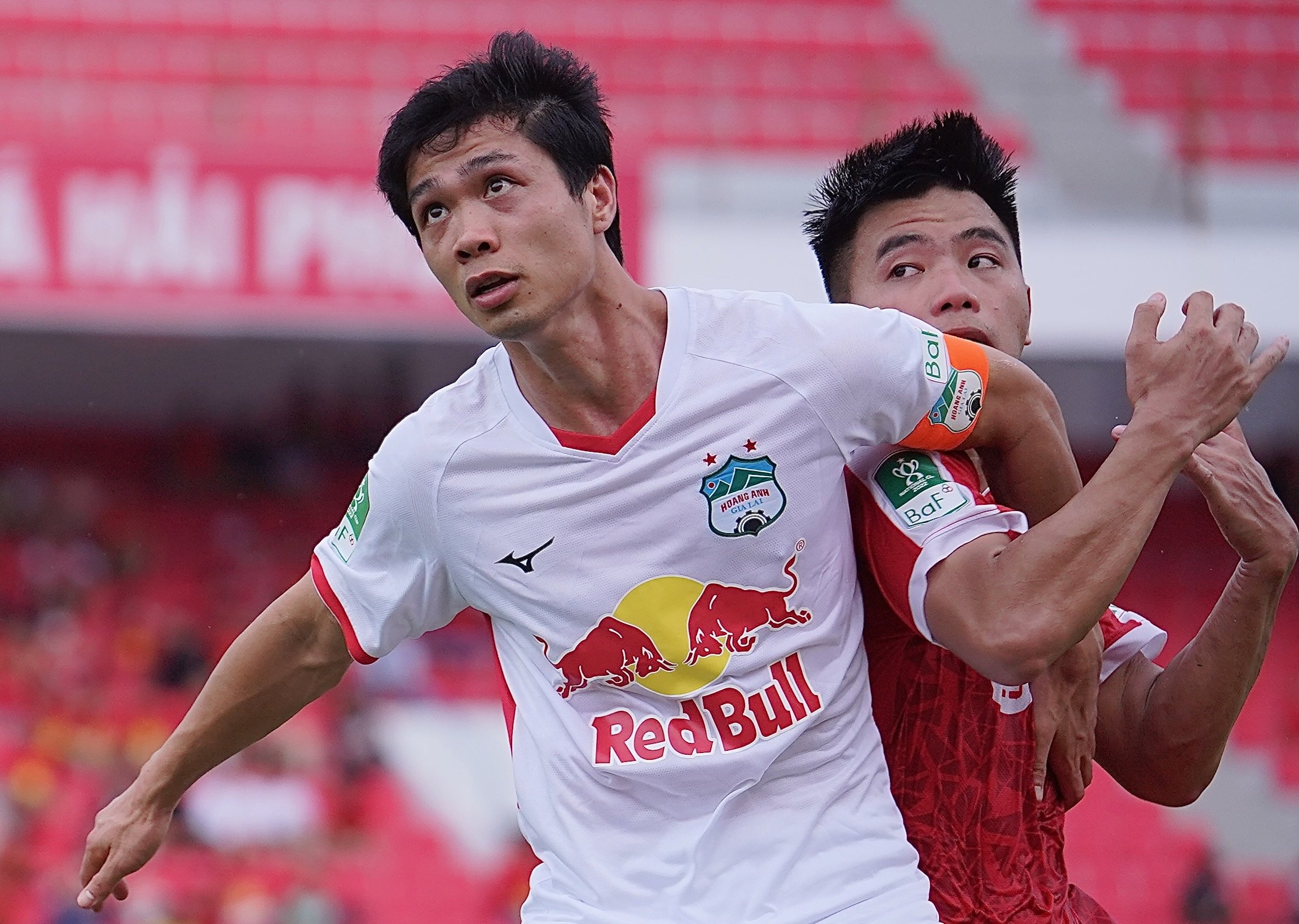 Cong Phuong choi no luc trong tran thang cua HAGL hinh anh