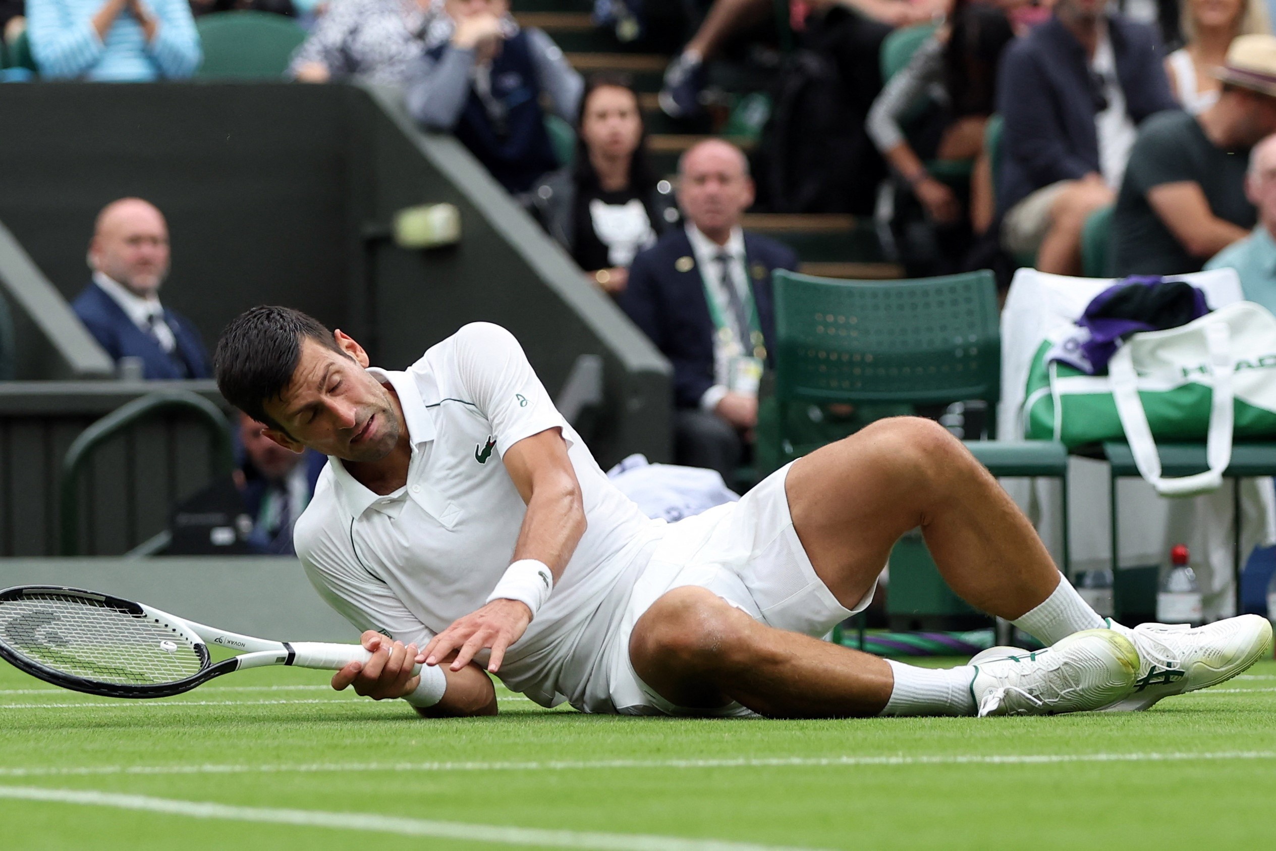 Djokovic nhieu lan truot nga o tran ra quan Wimbledon hinh anh