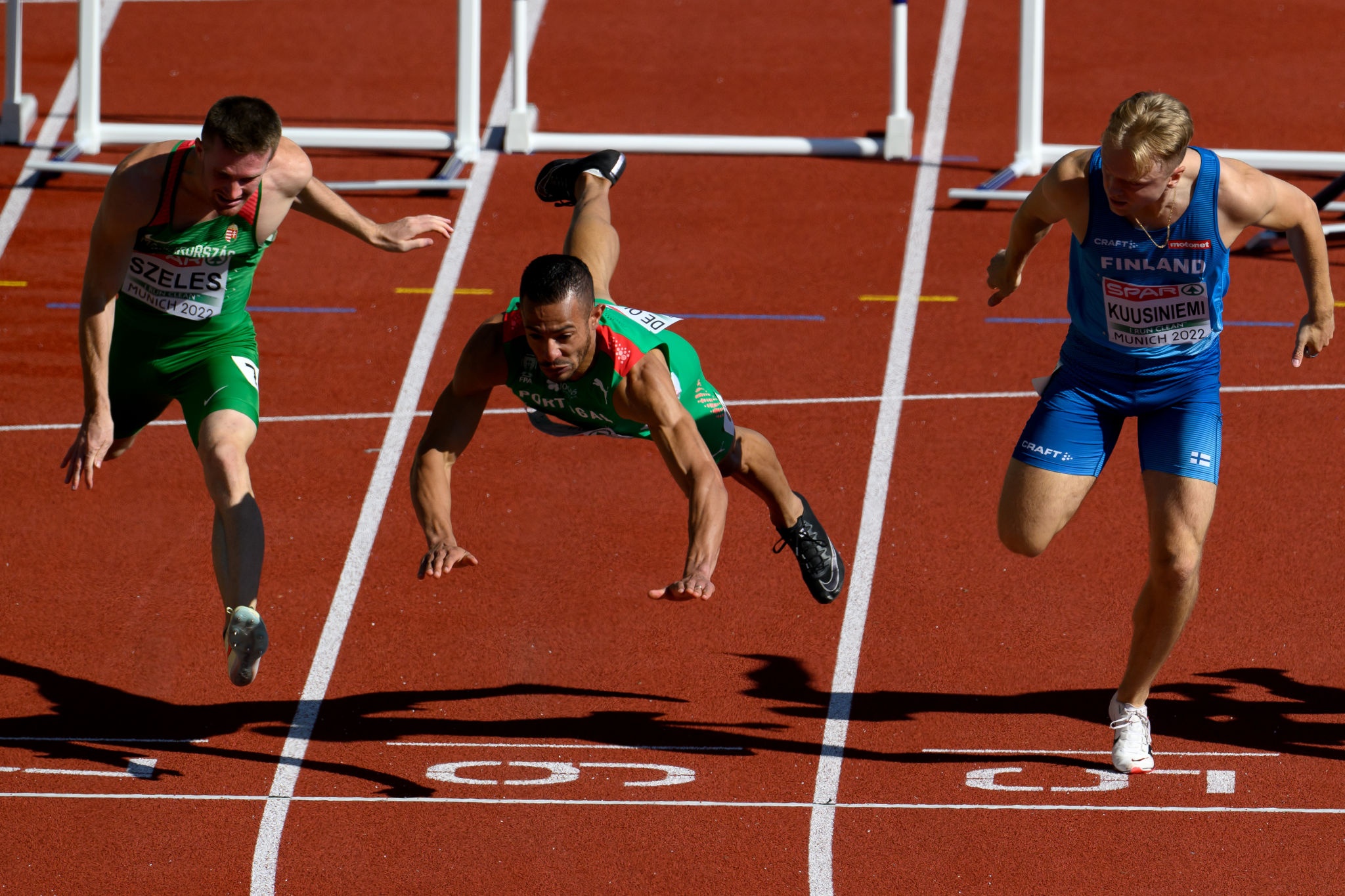 Cu bay nguoi giup chan chay 30 tuoi gianh ve cuoi vao ban ket hinh anh