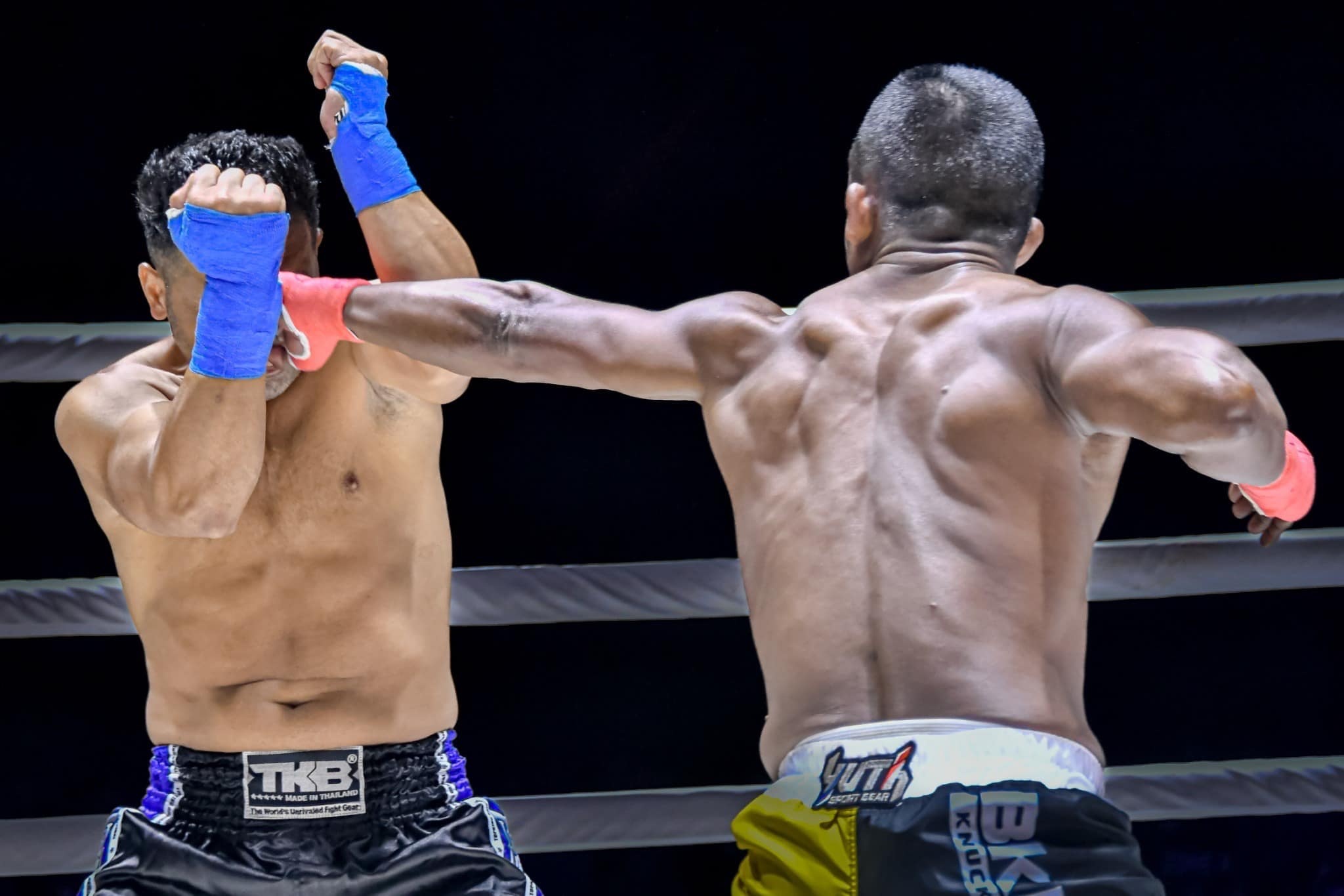 'Thanh Muay' Buakaw knock-out doi thu ngay hiep dau hinh anh