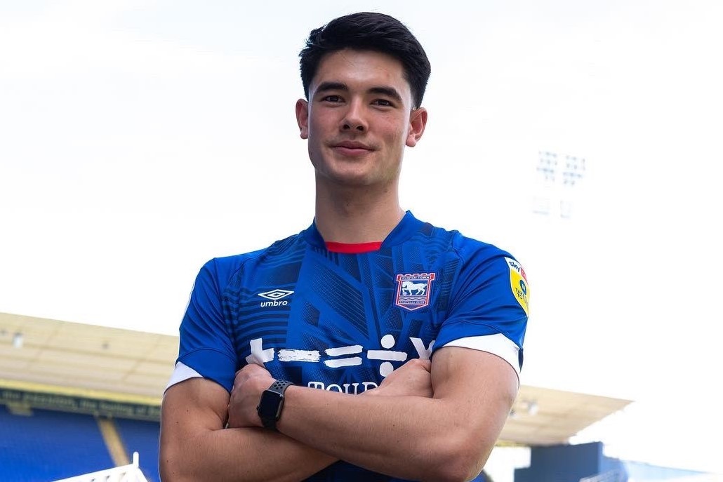 Trung ve cao 1,94 m lap cot moc moi cho bong da Indonesia tai Anh hinh anh