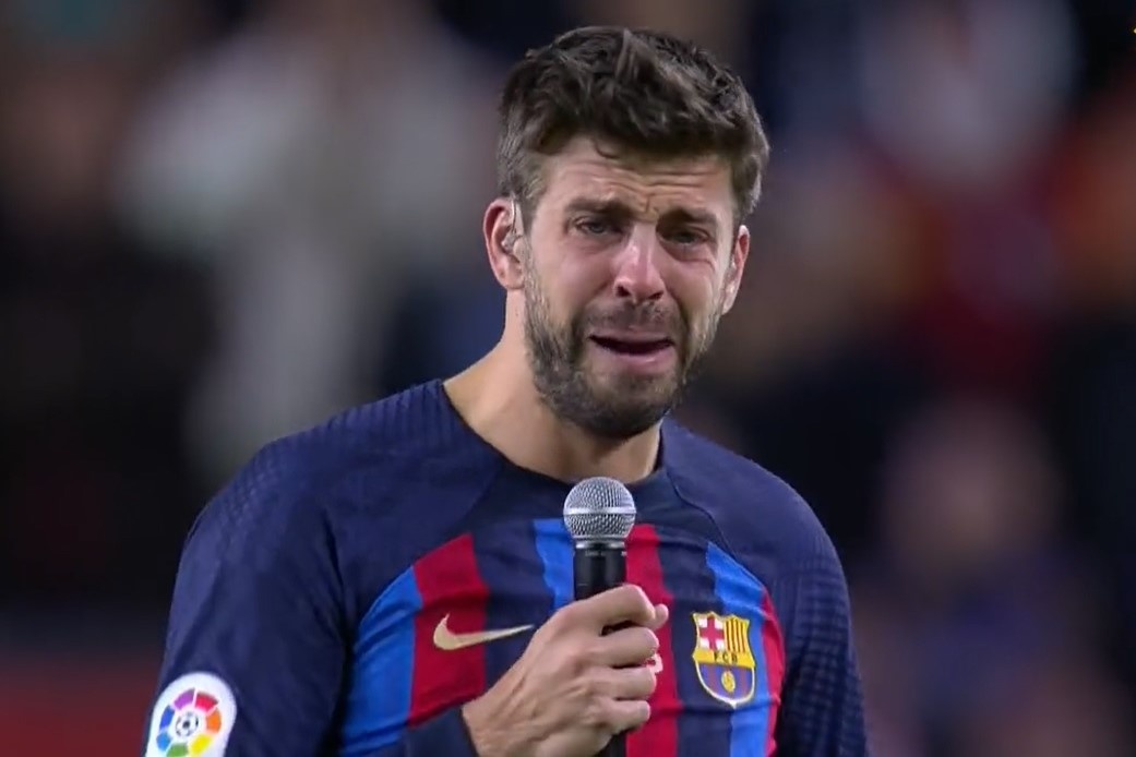 Pique khoc trong ngay chia tay Barca hinh anh