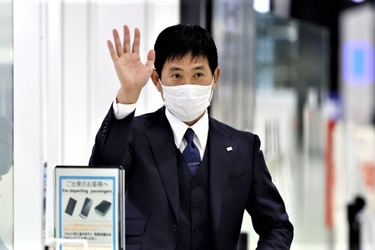 Hanh dong bat thuong cua HLV Nhat Ban truoc them World Cup hinh anh