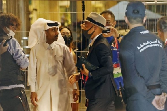 Tuyen Nhat Ban duoc canh sat ho tong khi den Qatar hinh anh