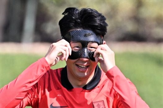 Son Heung-min deo mat na trong buoi tap cua tuyen Han Quoc hinh anh