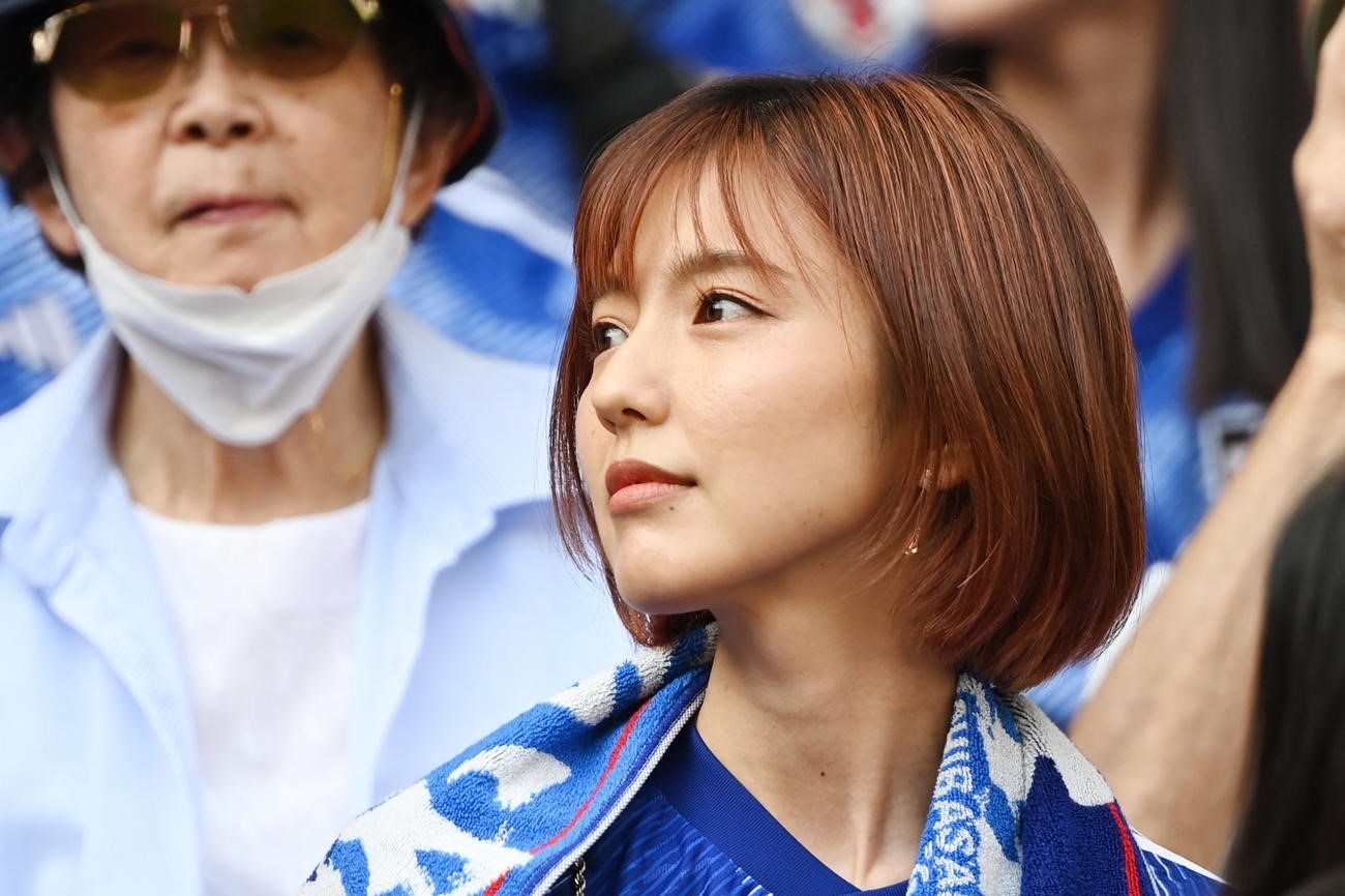 Dan WAGs chung kien Nhat Ban guc nga truoc Costa Rica hinh anh