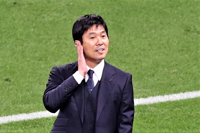 Phan ung cua HLV Moriyasu khi CDV Nhat Ban don rac hinh anh