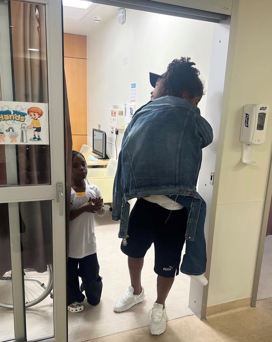 Con gai Ayew ngat xiu anh 1