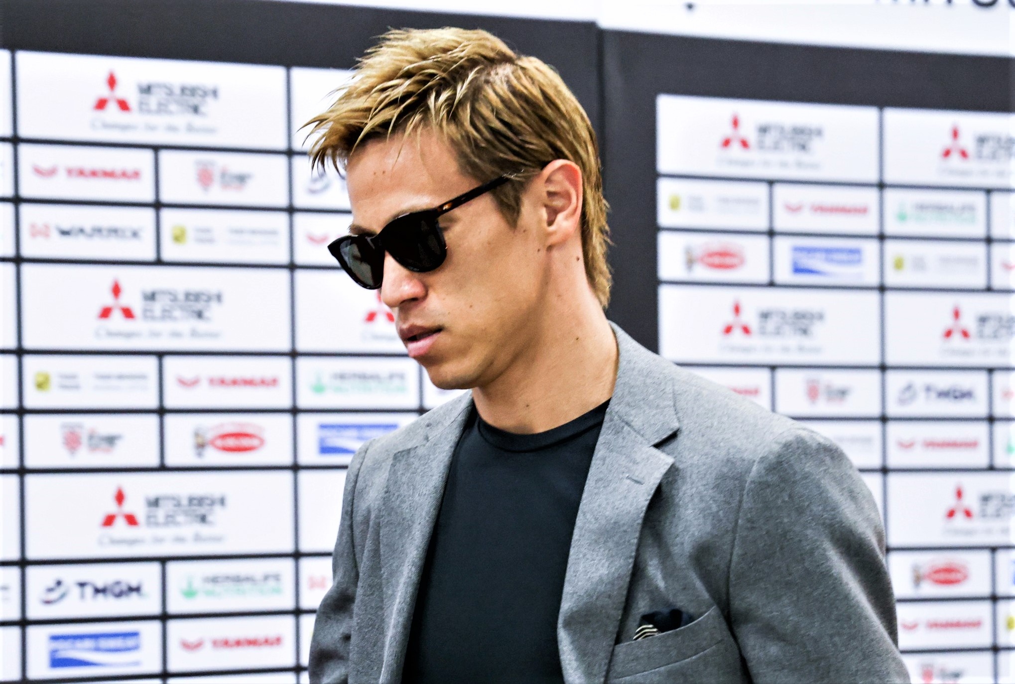 Keisuke Honda to bi Indonesia choi xau hinh anh