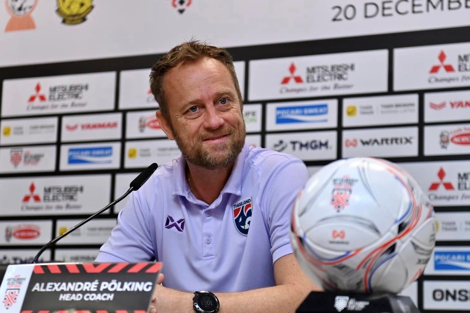 HLV Polking vui mung khi san Malaysia mat hon 20.000 cho ngoi hinh anh